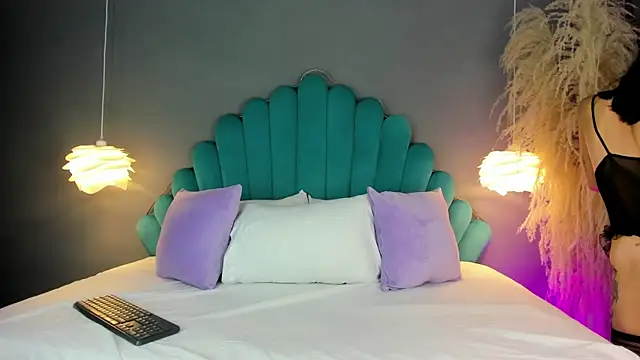 LunaBloomn online show from October 24, 2025, 5:09 pm