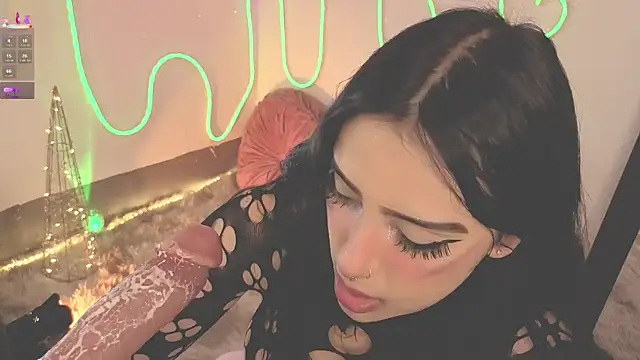 Snapshot of ashlynnlowe_ chatting on December 19, 2025, 7:32 pm ashlynnlowe online show from December 19, 2025, 7:32 pm