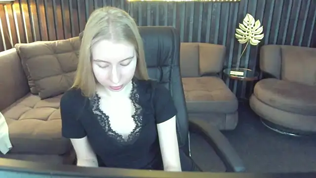 Alina Blonde online show from May 5, 2026, 5:37 am