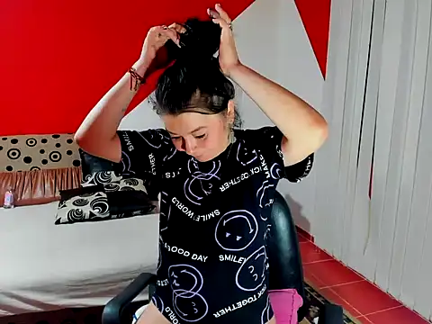 Snapshot of Soffy_Skye chatting on November 7, 2025, 4:12 am Soffy Skye online show from November 7, 2025, 4:12 am