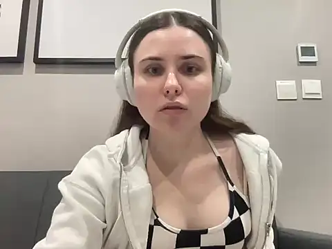 Snapshot of Olyshaa chatting on July 24, 2026, 8:51 pm Olyshaa online show from July 24, 2026, 8:51 pm
