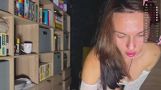 Snapshot of AzureEyes chatting on September 20, 2025, 4:19 pm AzureEyes online show from September 20, 2025, 4:19 pm