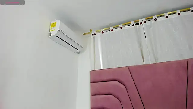 Snapshot of miajhonsonx chatting on December 17, 2025, 2:12 pm miajhonsonx online show from December 17, 2025, 2:12 pm