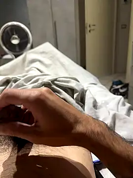 alexbergo87 online show from September 17, 2025, 7:37 pm