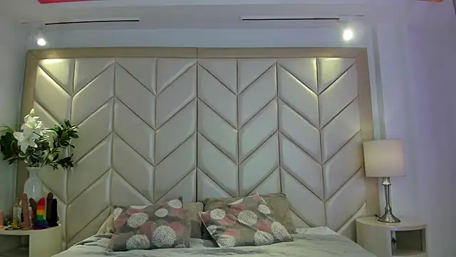 AishaValcazar online show from February 28, 2026, 4:02 am