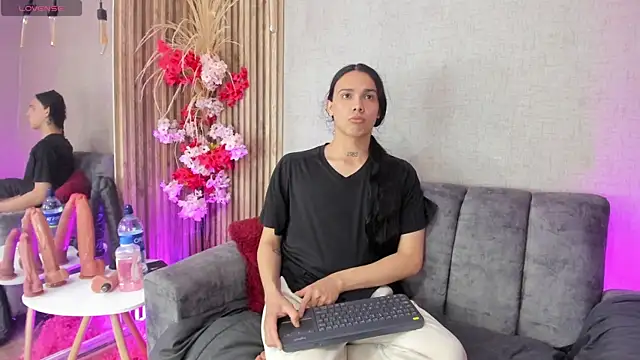 Snapshot of Almaazz chatting on April 18, 2026, 4:27 am Almaazz online show from April 18, 2026, 4:27 am
