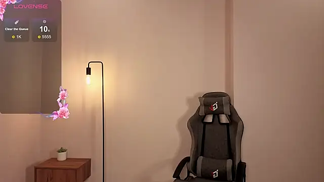 Frences Eyes online show from November 8, 2025, 1:33 pm