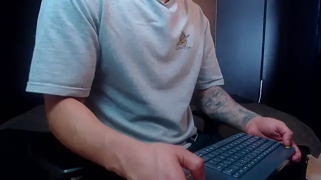 Snapshot of RichardMilleer chatting on December 22, 2025, 3:31 pm RichardMilleer online show from December 22, 2025, 3:31 pm