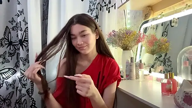 Cuteviola online show from December 2, 2025, 9:47 am