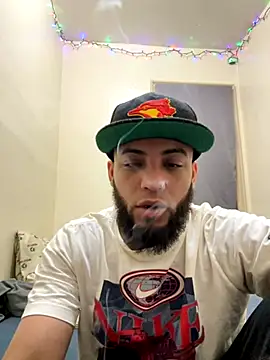 Snapshot of LeoPR00 chatting on December 14, 2025, 1:33 am LeoPR00 online show from December 14, 2025, 1:33 am