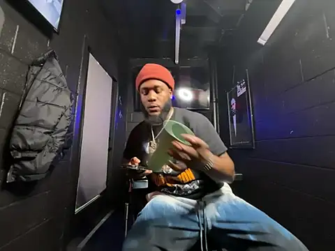 Snapshot of nymphoandthebeast69 chatting on February 13, 2026, 2:07 am nymphoandthebeast69 online show from February 13, 2026, 2:07 am