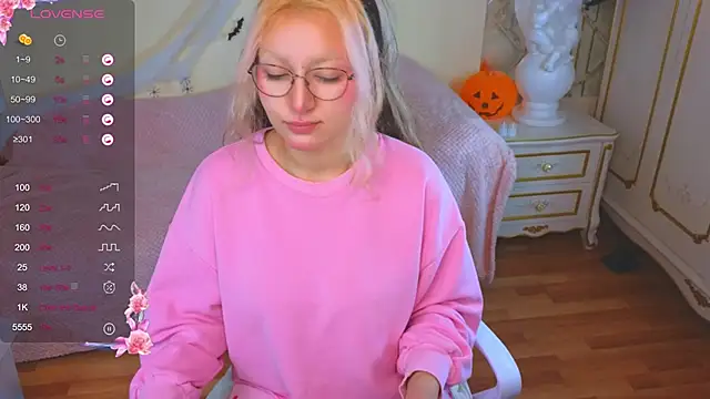 JuicyLullu online show from November 6, 2025, 4:24 am