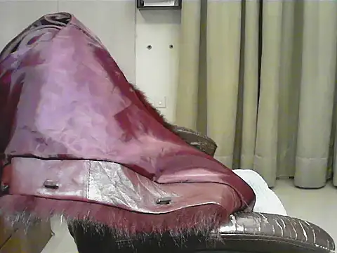 short girl  online show from January 18, 2026, 1:26 pm