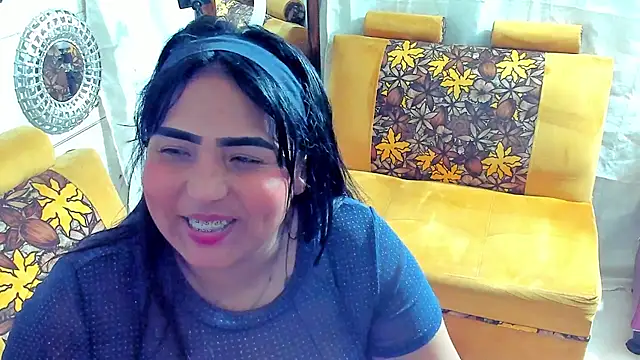 Girl luna  online show from October 16, 2025, 7:37 pm