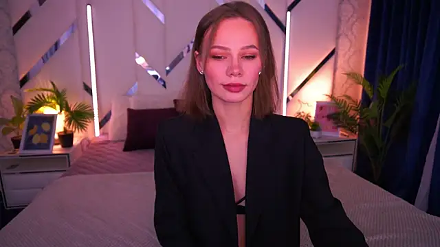 ShyySiren online show from December 17, 2025, 9:04 am