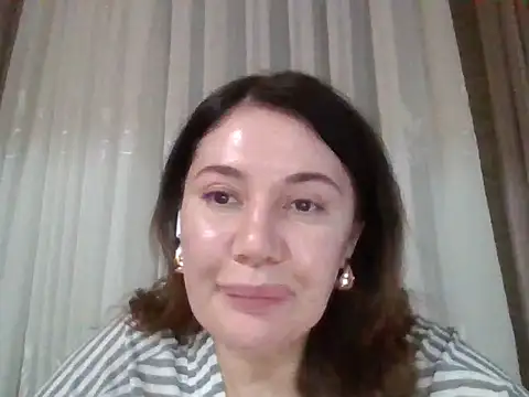 Snapshot of Lomivah chatting on December 22, 2025, 6:27 pm Lomivah online show from December 22, 2025, 6:27 pm