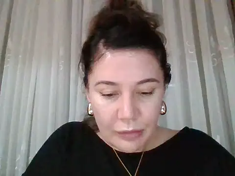 Snapshot of Lomivah chatting on March 4, 2026, 4:35 pm Lomivah online show from March 4, 2026, 4:35 pm