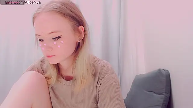 Snapshot of AliceNya_cute chatting on December 15, 2025, 4:28 am AliceNya cute online show from December 15, 2025, 4:28 am