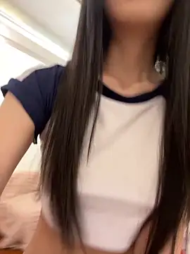 Snapshot of qiqi_x chatting on May 2, 2026, 1:49 pm qiqi x online show from May 2, 2026, 1:49 pm