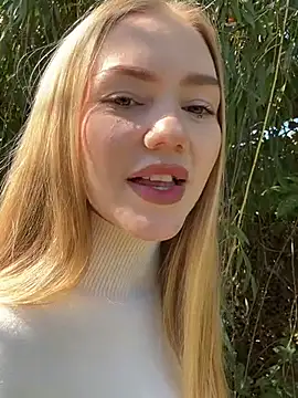 Snapshot of MilaMoone chatting on October 4, 2025, 8:23 am MilaMoone online show from October 4, 2025, 8:23 am