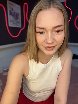 Snapshot of MilaMoone chatting on April 19, 2026, 10:25 am MilaMoone online show from April 19, 2026, 10:25 am