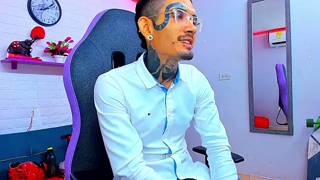 boy tatto777 online show from September 25, 2025, 1:59 pm