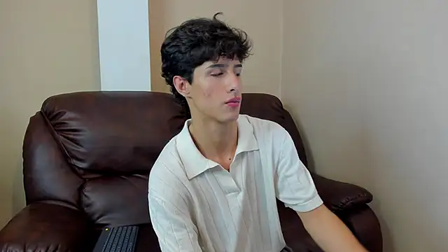 Xam Collen online show from December 17, 2025, 2:34 pm