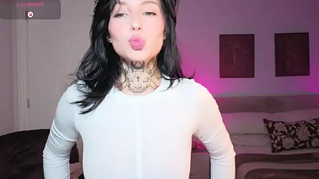 jeans-and-peach online show from November 29, 2025, 9:01 am