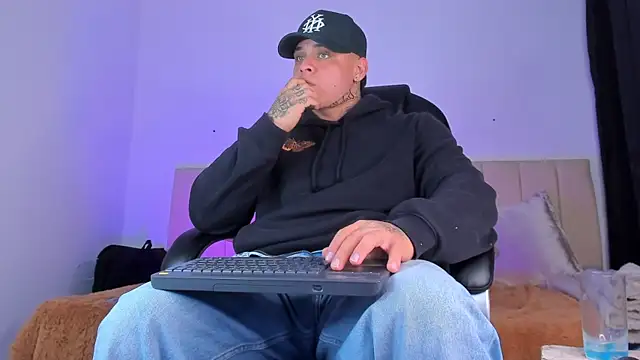 Snapshot of denis_munera chatting on November 19, 2025, 4:23 am denis munera online show from November 19, 2025, 4:23 am