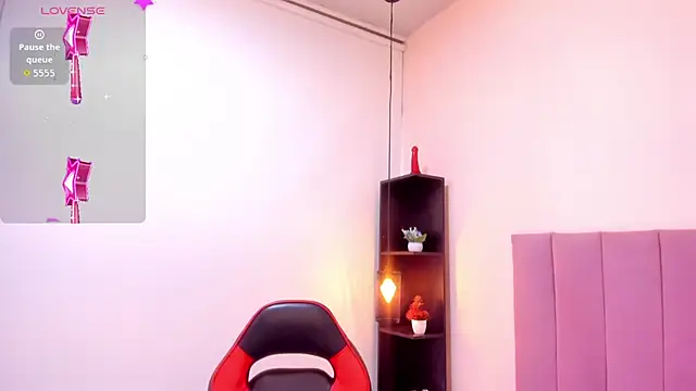 HoollyHendrix online show from November 21, 2025, 8:29 pm