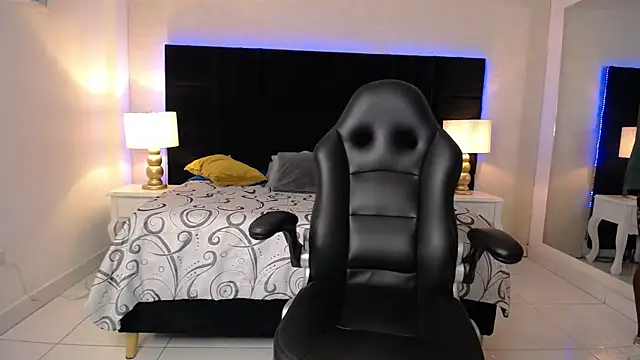 Snapshot of SkylerBigxxx chatting on April 20, 2026, 4:15 am SkylerBigxxx online show from April 20, 2026, 4:15 am