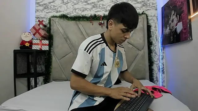 Logan Jhonson online show from November 14, 2025, 2:43 am