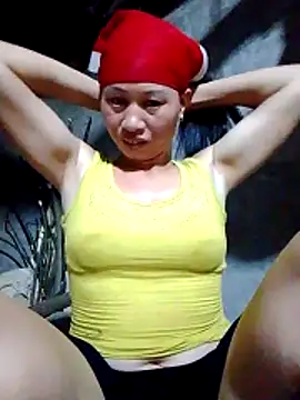 Snapshot of donna-bae chatting on April 15, 2026, 12:23 pm donna-bae online show from April 15, 2026, 12:23 pm