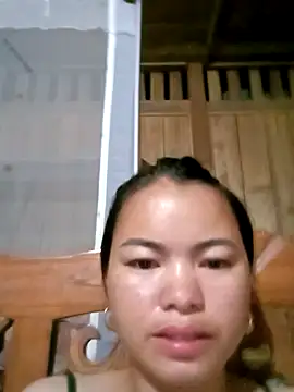 emly-xinh18 online show from September 16, 2025, 1:56 pm