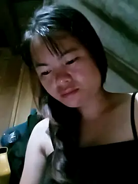 emly-xinh18 online show from October 6, 2025, 7:22 pm