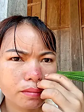 emly-xinh18 online show from October 20, 2025, 2:56 am