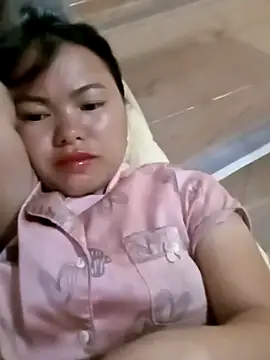 emly-xinh18 online show from October 31, 2025, 2:01 am