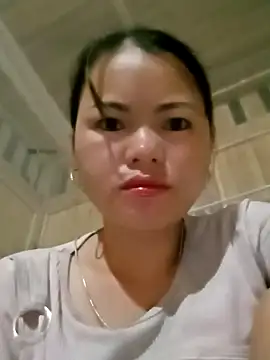 emly-xinh18 online show from November 12, 2025, 9:14 pm