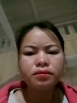 emly-xinh18 online show from November 20, 2025, 7:02 pm