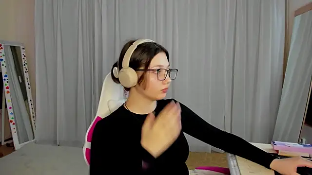 Snapshot of CarolKitty chatting on November 3, 2025, 8:15 am CarolKitty online show from November 3, 2025, 8:15 am