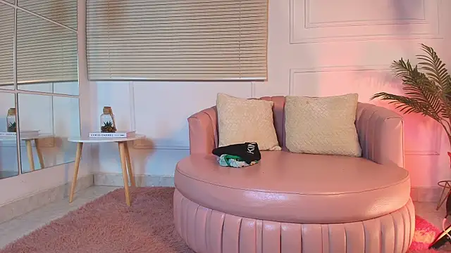 Snapshot of alessia_moon1 chatting on October 29, 2025, 1:35 pm alessia moon1 online show from October 29, 2025, 1:35 pm