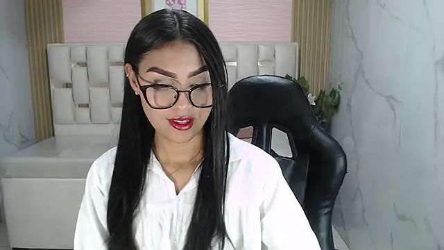 lissandra s online show from December 4, 2025, 8:28 pm