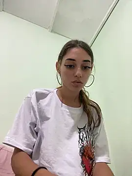 loirinhaaa online show from November 18, 2025, 6:34 pm