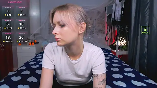 LunaLuxxy online show from October 10, 2025, 3:55 pm