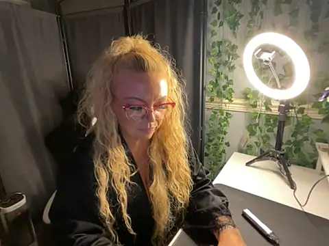 BonnyDesire online show from March 25, 2026, 8:15 pm