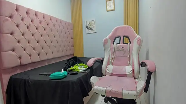 Naomis 35 online show from December 2, 2025, 7:53 pm