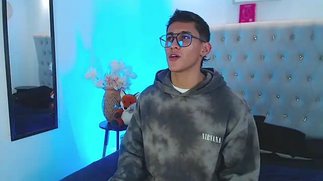 Snapshot of SalvadorFit chatting on September 23, 2025, 8:34 pm SalvadorFit online show from September 23, 2025, 8:34 pm