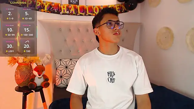 Snapshot of SalvadorFit chatting on October 6, 2025, 8:39 pm SalvadorFit online show from October 6, 2025, 8:39 pm