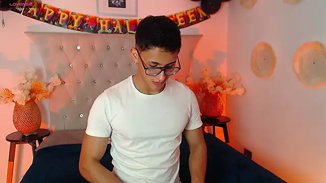 Snapshot of SalvadorFit chatting on October 12, 2025, 8:30 pm SalvadorFit online show from October 12, 2025, 8:30 pm