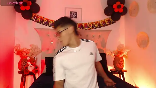 Snapshot of SalvadorFit chatting on October 24, 2025, 8:38 pm SalvadorFit online show from October 24, 2025, 8:38 pm